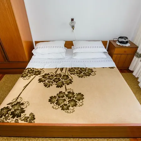 Apartmani Jelica Krk Town Exterior foto